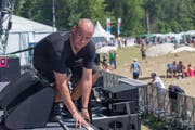 Die Boxen, Lampen, Schlagzeuge und Ausstattungen der Bands werden von der Stage Crew aus den Lastwagen geladen und dann hinter der Bühne zusammengebaut. (Bild: Raphael Rohner)