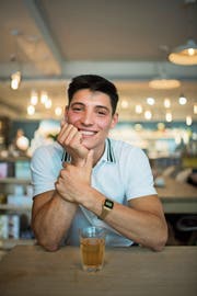 Trinkt ausnahmsweise Bio-Eistee statt Kaffee: Der Italiener Alberto Terribile. (Bild: Benjamin Manser)