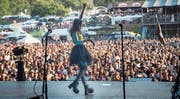 Mit Vorliebe um die eigene Achse: Lauren Mayberry von der schottischen Band Chvrches. (Bild: Ralph Ribi)
