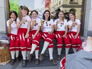 Junge Tambour- und Piccolo-Spielerinnen erfrischen sich am Tambouren- und Pfeiferfest in Bulle bei hochsommerlichen Temperaturen vor dem grossen Abschluss-Umzug. (Bild: Keystone/CYRIL ZINGARO)