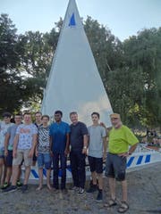 Franz Fischli (rechts) konstruierte mit Kantonsschülern aus Bülach zwei Katamarane. Mit einer Grillparty feierten die Schüler mit Lehrer Martin Pfister (3. v. r.) am Zürichsee die Schiffstaufe.(Bild: Marlies Reutimann)