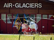 Der Landeplatz der Air-Glaciers in Lauterbrunnen: Ein Helikopter der Air Glaciers sowie zwei Helikopter der Rettungsflugwacht haben nach einem Unfall mit einer Transportseilbahn in Reichenbach im Kandertal die vier Verletzten ins Spital geflogen. (Bild: KEYSTONE/LUKAS LEHMANN)