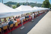 «Der lange Tisch» zur Jubiläumsfeier der Gemeinde Mammern erstreckte sich über 150 Meter. (Bild: Reto Martin)