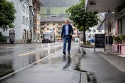 Werner Studer auf dem Vorplatz bei der Bahnhofstrasse 9 in Wolhusen kritisiert die Arbeiten des Kantons: Wenn es regnet, laufe das Wasser auf den Vorplatz und beschädige den Belag. (Bild: Philipp Schmidli, 13. Juni 2018)