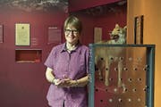 Britta Allgöwer, Direktorin des Naturmuseums Luzern, zeigt die neue Wolf-Ausstellung. (Bild: Dominik Wunderli (Luzern, 28. Juni 2018))