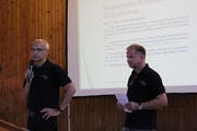 Gemeindepräsident Benjamin Gentsch und Gemeinderat Leo Krucker erläuterten das angepasste Baureglement. (Bild: Manuela Olgiati)