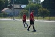 Wo ist der Ball? Vorne Hinterthurgau-Redaktor Roman Scherrer, hinten Frauenfeld-Redaktor Sämi Koch. (Bild: Mathias Frei)