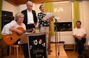 Die abtretende Kantonsratspräsidentin Helen Keiser (CSP) und Ständerat Erich Ettlin (CVP) zusammen mit seiner Gattin Flavia (von rechts) passten eigens für Wälti das Lied an «Är isch vom Amt ufbotte gsy» von Mani Matter.