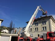 Ein Brand im Dachstock einer Manor-Filiale in Wattwil SG hat am Sonntagnachmittag zu einem Sachschaden von über 100'000 Franken geführt. Die Feuerwehr war mit einem Grossaufgebot vor Ort. Verletzt wurde niemand. (Bild: KAPO SG)
