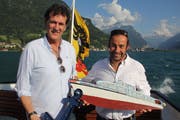 Matthias Steinegger (rechts) übernimmt von Vizepräsident René Schibig symbolisch die «Wilhelm Tell». (Bild: Paul Gwerder (29. Juni 2018))