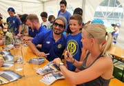 Julie Zogg und Andres Ambühl, nahmen sich wie alle anderen Spieler bei der Autogrammstunde viel Zeit für ihre Fans. (Bild; Hanspeter Thurnherr)