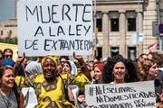 Hunderte Frauen demonstrieren für bessere Arbeitsbedingungen. (Paco Freire/Getty, Barcelona, 17. Juni 2018)