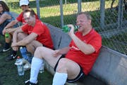 Sichtlich angeschlagen mit Flasche: TZ-Redaktor Urs Brüschweiler in der Halbzeitpause. Daneben Silvan Meile. (Bild: Mathias Frei)