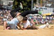 Kommt auch im fünften Gang gegen den Luzerner Werner Suppiger (rechts) in Bedrängnis: Matthias Sempach (links). (Bild: Philipp Schmidli Ruswil, 1. Juli 2018)