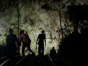An der Suche nach einem in einer Höhle vermissten Jugendfussballteam in Thailand beteiligen sich nun auch mehrere ausländische Hilfeteams. (Bild: KEYSTONE/AP/SAKCHAI LALIT)