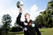 Aridon Shaqiri lässt den Ball kreiseln. Der Wiler arbeitet in Frauenfeld an seiner Fussballkarriere. (Bild: Donato Caspari)