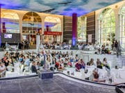 Das Literaturfestival Leukerbad ist bekannt für seine lauschigen Leseorte. Hier die trockengelegte Walliser Alpentherme am Freitagabend. (Bild: Pressebild)