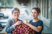 Susanne Lendenmann (links) hat während eines Jahrzehntes die Ostschweizer Sektion der Schweizer Tafel in St. Gallen aufgebaut und geleitet. Das Erbe übernimmt Nachfolgerin Silja Lüchinger. (Bild: Michel Canonica)