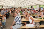 Das Festzelt auf der Seebodenalp war voll besetzt. Das Interesse der Bevölkerung an der neuen Bahn war gross. (Bild: Christoph Jud)