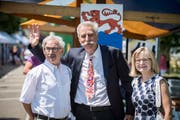 Gemeindepräsident Hansjörg Lang (Mitte) im Gespräch mit Ehrengast Edi Minder und Gemeinderätin Anita Dähler. (Bild: Reto Martin)