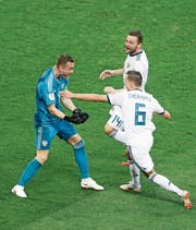 Die Sensation ist perfekt: Der russische Goalie Igor Akinfejew feiert mit seinen Teamkollegen den Einzug in den Viertelfinal. Bild: David Vincent/AP (Moskau, 1. Juli 2018)