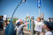 Vor allem die Kleinsten hatten Freude am dorfeigenen Quellwasser. (Bild: Reto Martin)