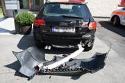 Der Traktor demolierte das parkierte Auto in Sennwald. (Bilder: Kantonspolizei)