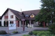 In der ehemaligen Raiffeisenbank befinden sich die Büros der Gemeindeverwaltung. Bild: Trudi Krieg