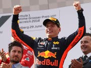 Max Verstappen lässt sich in Österreich als Sieger feiern (Bild: KEYSTONE/AP/RONALD ZAK)