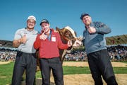 Die drei Sieger beim Innerschweizerischen, von links: Christian Schuler, Joel Wicki, Christian Stucki mit Siegermuni Quercus – ein äusserst seltenes Bild. Bild: Philipp Schmidli (Ruswil, 1. Juli 2018)