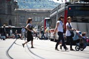 Umsteigen auf dem St.Galler Bahnhofplatz: Tagsüber einfach und bequem, nach 21 Uhr manchmal eine Geduldsprobe. (Bild: Urs Jaudas - 25. Mai 2011)
