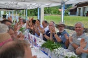 Der "lange Tisch" fand bei der Bevölkerung grossen Anklang. (Bild: Margrith Pfister-Kübler)