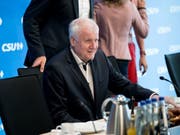 Im Asylstreit mit der CDU bleibt CSU-Chef Horst Seehofer vorerst hart. (Bild: Keystone/DPA/SVEN HOPPE)