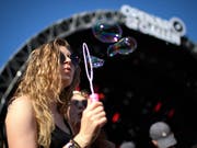 Besucherinnen des Openair St. Gallen vergnügen sich vor der Hauptbühne. (Bild: KEYSTONE/GIAN EHRENZELLER)