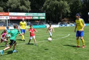 Höhepunkt für die Kinder: Fussball spielen mit den Eishockeystars wie hier Fabian Heldner (links) und Gilles Senn. (Bild: Hanspeter Thurnherr)