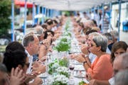 Die Gäste beim Essen am "langen Tisch". (Bild: Reto Martin)