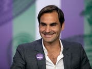 Entspannt und bereit für den Start: Roger Federer am Sonntag in Wimbledon (Bild: KEYSTONE/EPA AELTC/AELTC/JED LEICESTER)