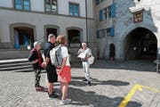 Stadtführer Stemmle (rechts) versuchte den Teilnehmern der Führung eine neue Perspektive zu vermitteln. (Bild: Roger Zbinden (Zug, 30. Juni 2018))