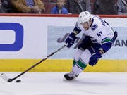 Sven Bärtschi trägt auch künftig das Dress der Canucks (Bild: KEYSTONE/FR157181 AP/RICK SCUTERI)