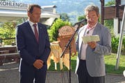 Der neue Kantonsratspräsident Peter Wälti erhält beim Volksapéro von Gemeindepräsident Beat von Wyl (rechts) eine Uhr als Präsent des Gemeinderates. (Bilder: Robert Hess, Giswil, 29. Juni 2018)