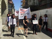 Angeführt von Kundgebungsteilnehmern in Affenmasken zogen die Demonstranten vom Berner Münster zum Bundesplatz in Bern. (Bild: Keystone-SDA/Christian Hunkeler)