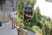 VR-Präsident Benno Barmettler freute sich bei der Einfahrt des neuen «goldigen Bähnli» in der ebenfalls neuen Bergstation auf der Seebodenalp. (Bild: Christoph Jud)