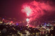 Das Feuerwerk im Seebecken - von einem Sponsor organisiert im Zusammenhang mit der Prämierung des Hotel Montana zum Hotel des Jahres - passt bestens zum Fest, das zur gleichen Zeit in der Stadt gefeiert wurde. (Bild: Urs Flüeler, Keystone, Luzern, 30.06.2018)