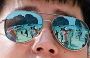 Ein Tourist an der Maya Beach auf der Insel Ko Phi Phi. Der berühmte Strand ist derzeit gesperrt. (Bild: Sakchai Lalit/Keystone (Thailand, 31. Mai 2018))