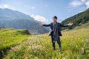 Lang Lang geniesst vor dem Konzert die Urner Gebirgsnatur. (Bild: Valentin Luthiger/PD, 30. Juni 2018)