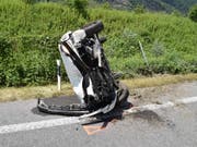 Ein spektakulärer Selbstunfall ist am Sonntag glimpflich ausgegangen. Eine 78-jährige Lenkerin fuhr auf der A13 bei Lostallo GR auf den Grünstreifen, worauf sich ihr Auto überschlug und umgekippt stehen blieb. Dabei wurde sie leicht verletzt. (Bild: KAPO GR)