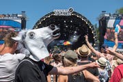 Showbusiness ist eben auch Business: Festivalbesucher am Sonntagnachmittag vor der Hauptbühne. (Bild: Urs Bucher)