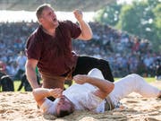 Christian Stucki hat gerade den Urner Eidgenossen Andi Imhof ins Sägemehl gebettet (Bild: KEYSTONE/ALEXANDRA WEY)
