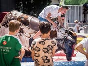 Sprinten und Spielen stehen beim Arnegger Fest im Zentrum. Das Bullenreiten kam als neue Attraktion gut an. (Bild: Bilder: Hanspeter Schiess)