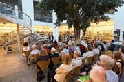Für die Vernissage fanden sich über 100 Personen in der Bibliothek Zug ein. (Bild: Jakob Ineichen (Zug, 29. Juni 2018))